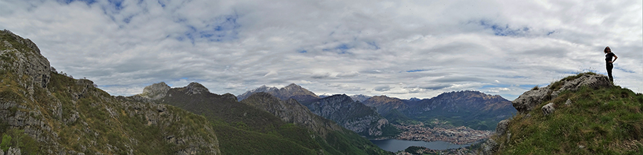 Dalla cresta di vetta del Corno Birone (1116 m) vista verso Lecco, il suo lago, i suoi monti